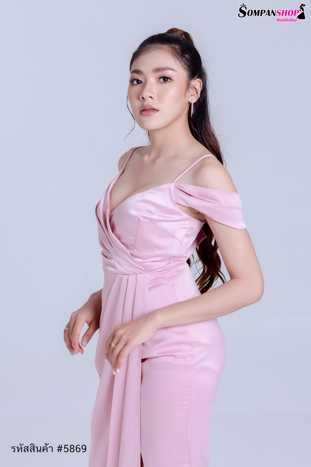 ชุดออกงานสีชมพู เดรสยาวสายเดี่ยวคล้องไหล่ กระโปรงยาวผ่าหน้า แนวเรียบหรู ชุดราตรี ชุดไปงานแต่งงาน