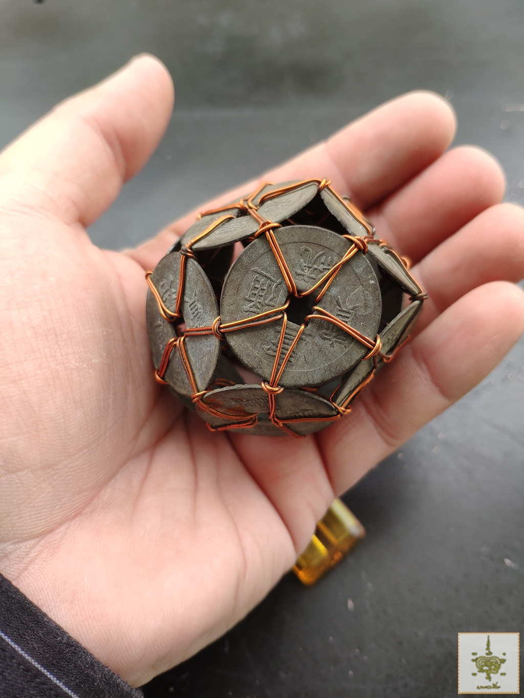 เหรียญจีนถักเป็นลูกตะกร้อ