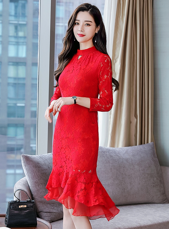 ชุดเดรสสั้นลูกไม้สีแดง คอเต๋า ทรงเข้ารูปกระโปรงหางปลาหน้าสั้น-หลังยาว