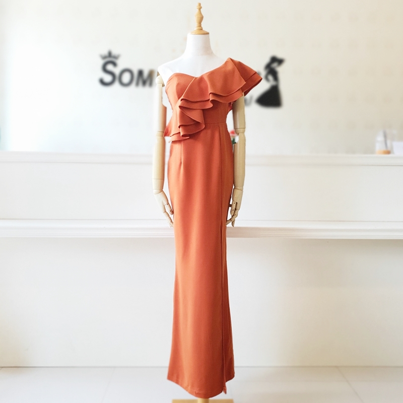 ชุดไปงานแต่งงานสีส้มอิฐ (สีคอปเปอร์) เดรสยาวไหล่เฉียงระบาย แบบสวยๆ เรียบหรูดูแพง ชุดราตรี ชุดไปงานแต่งงาน ชุดออกงาน