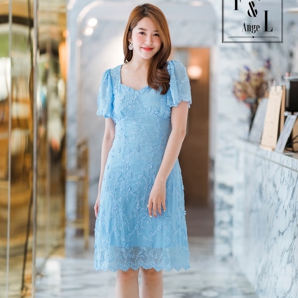 ชุดเดรสสีฟ้าปักดอกนูน แนวแนวเรียบ สวยหวาน ใส่ทำงาน ใส่ไปงานแต่งได้