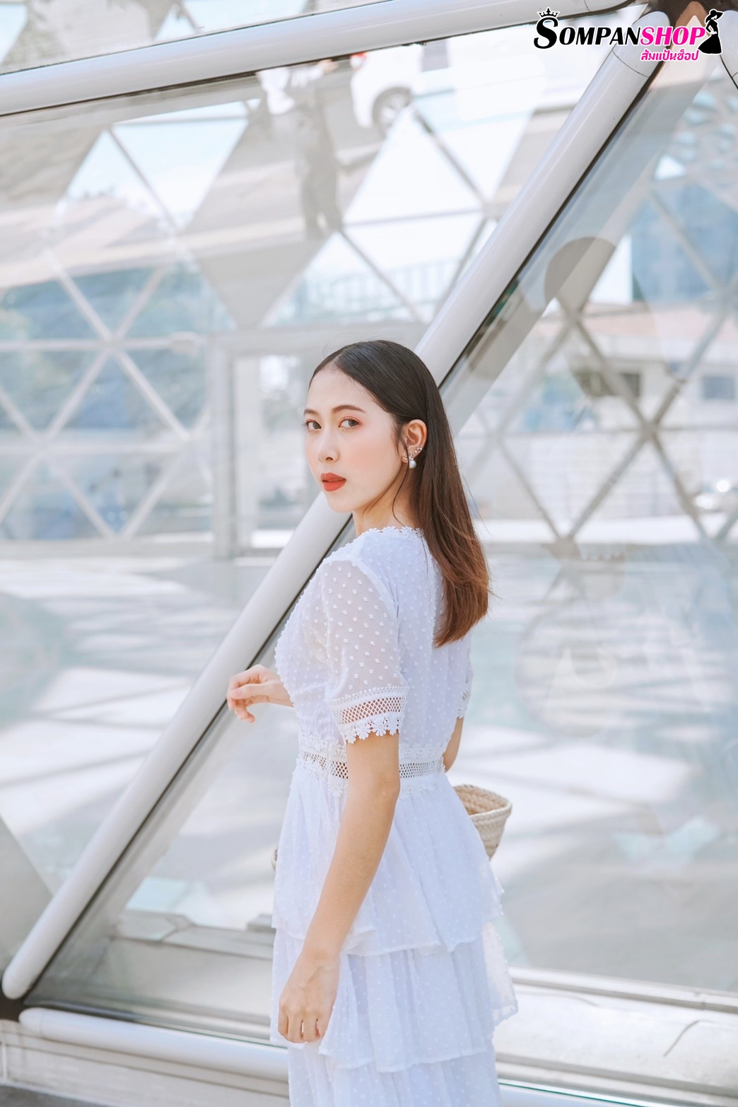 ชุดเดรสยาวสีขาว กระโปรงระบายเป็นชั้นๆ ลุคสวยหวาน น่ารักๆ สไตล์คุณหนู