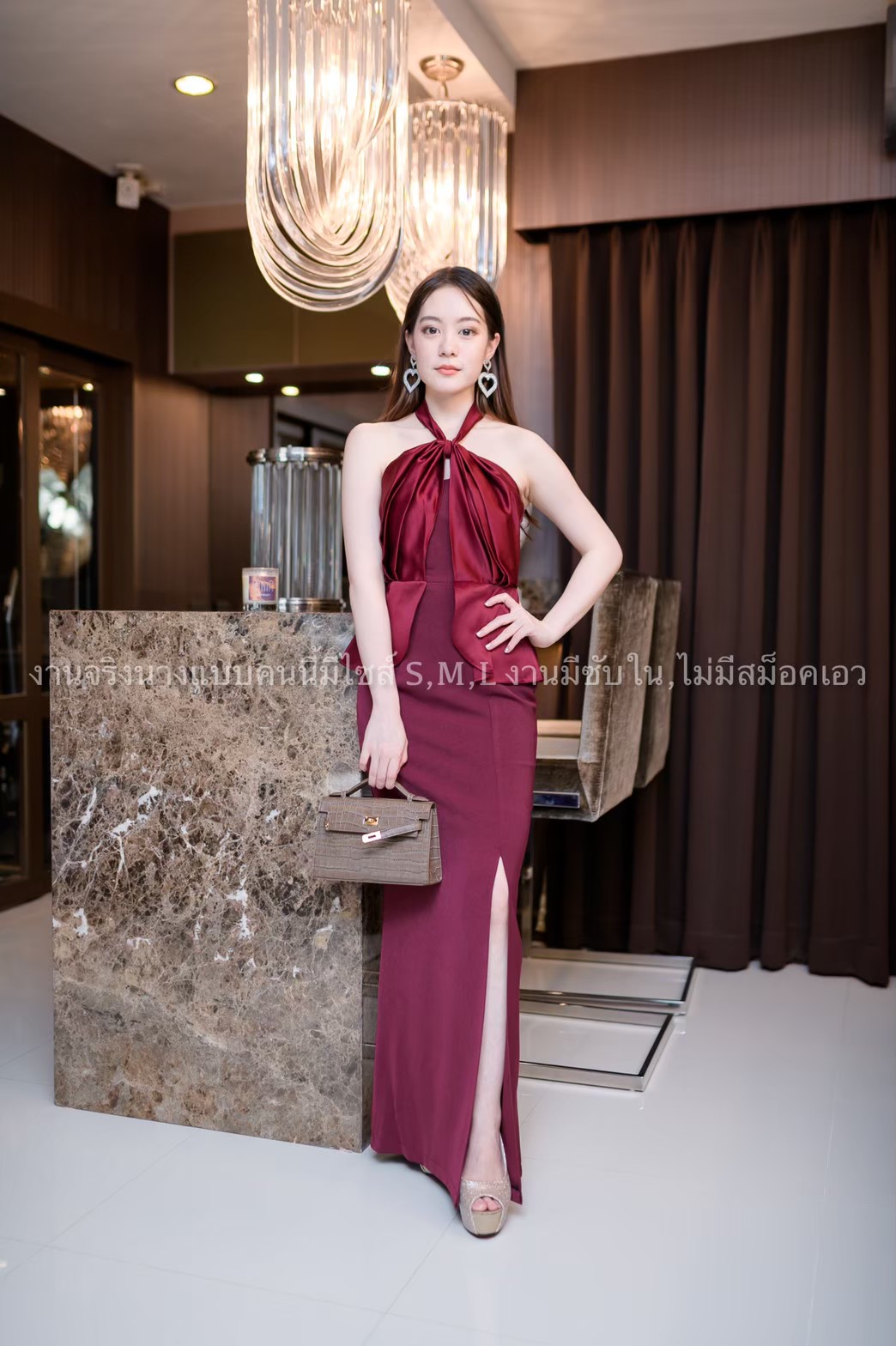 ชุดราตรี ชุดออกงาน ชุดไปงานแต่งงานสีแดง เดรสยาวออกงานคล้องคอผูกโบว์ เอวระบาย ลุคเรียบหรูดูดี