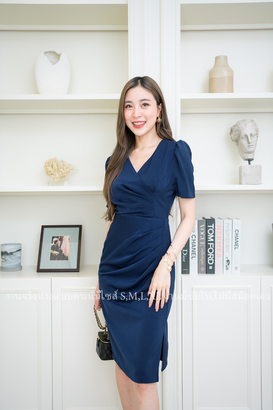 ชุดเดรสสั้นสีน้ำเงินกรมท่า แขนสั้น คอวี ทรงเข้ารูป แนวเรียบร้อย สวย ดูดี ชุดเดรสทำงาน ชุดเดรสออกงาน ชุดเดรสไปงานแต่ง