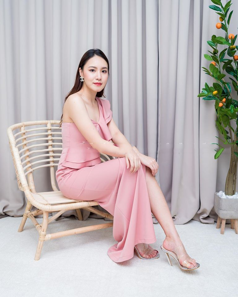 ชุดไปงานแต่งงานสีชมพู เดรสยาวไหล่เฉียงระบาย แบบสวยๆ เรียบหรูดูแพง ชุดราตรี ชุดไปงานแต่งงาน ชุดออกงาน