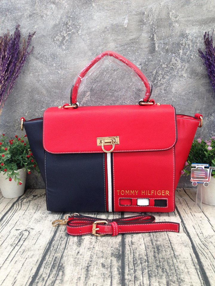 Tommy Hilfiger กระเป๋าถือและสะพาย หนังเรียบใบใหญ่กำลังดี สีกรม-แดง