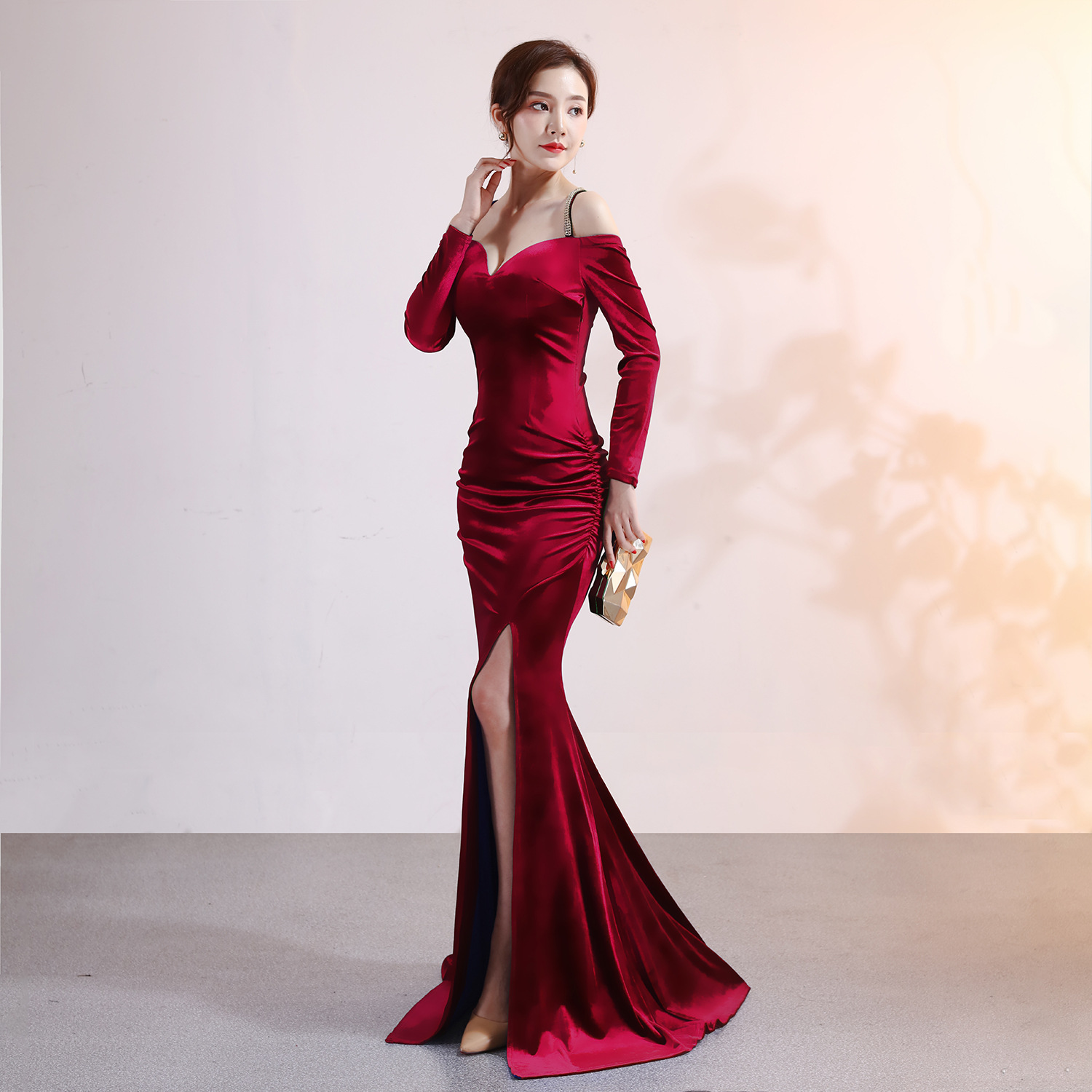 ชุดราตรียาวสีแดง แต่งสายเพชร แขนยาว ผ้ากำมะหยี แนวเรียบหรูดูแพง สวยดูดี เหมาะสำหรับชุดออกงานต่างๆ ชุดราตรี ชุดไปงานแต่งงาน ชุดงานประกวด งานรับรางวัล