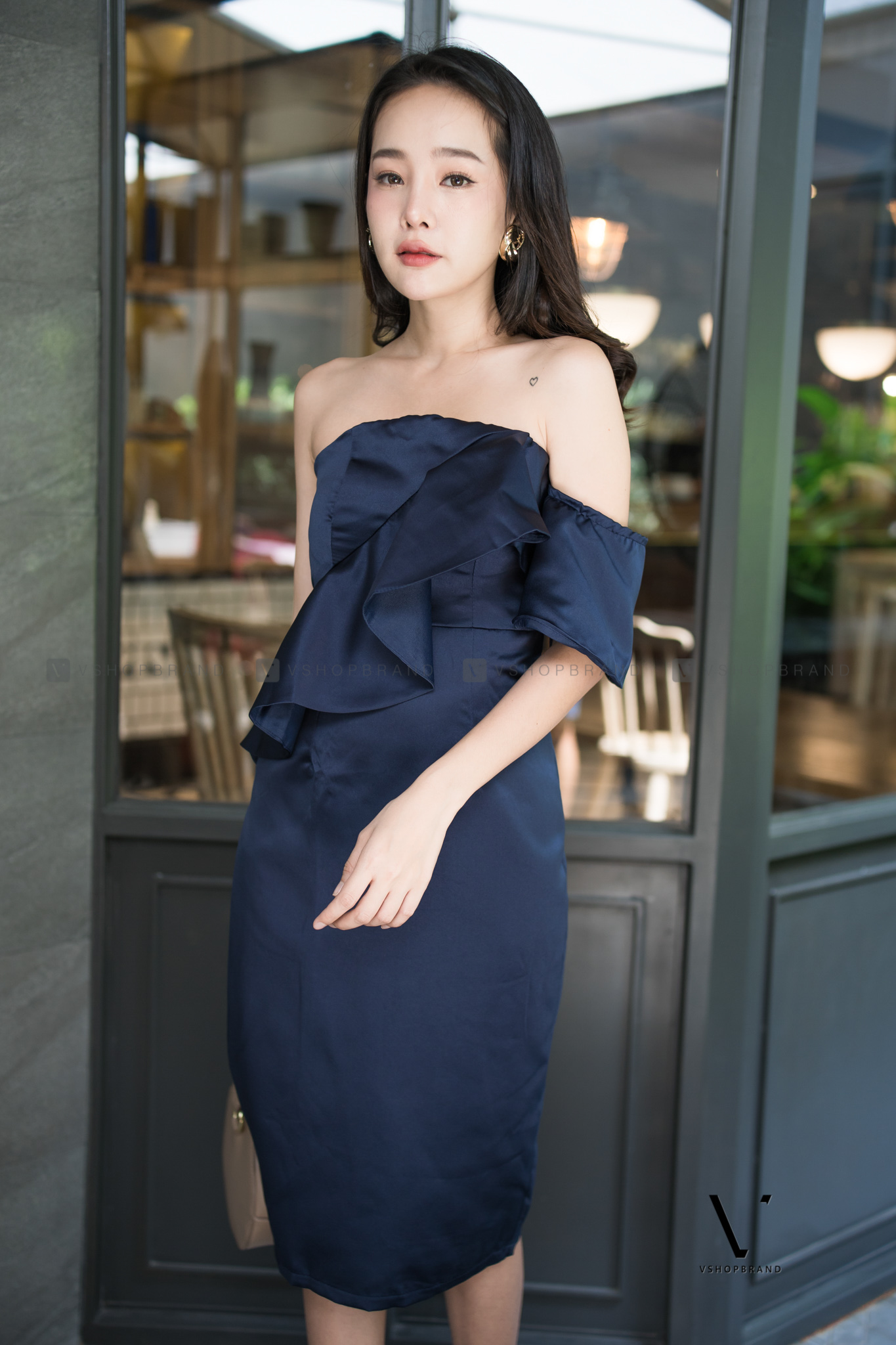 ชุดออกงานราตีสั้นสีน้ำเงินกรมท่า เกาะอก คล้องไหล่ข้าง อกแต่งระบาย ทรงเข้ารูป