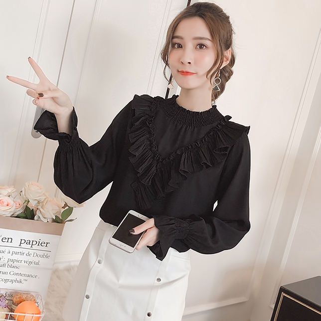 เสื้อผู้หญิงสีดำ แขนยาวปลายจั๊ม ผ้าชีฟอง แต่งระบายช่วงอก