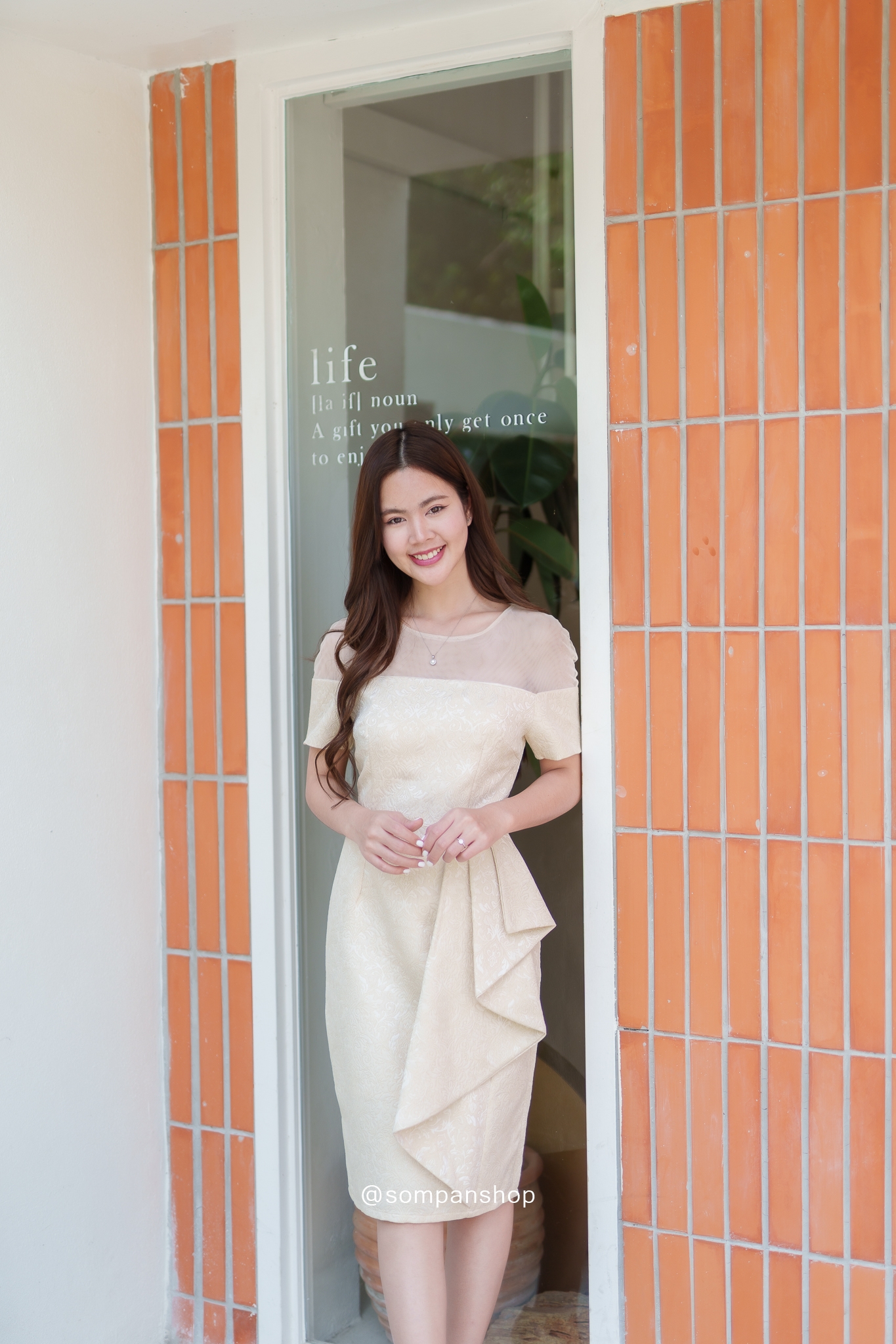 ชุดเดรสออกงานสีครีมเบจ ทรงเข้ารูป ผ้าอัดลาย ช่วงไหล่ซีทรู แขนสั้น เอวแต่งจีบ เรียบหรู สวยดูดี ใส่เป็นชุดราตรี ชุดออกงาน ชุดไปงานแต่งงาน กลางวัน กลางคืน