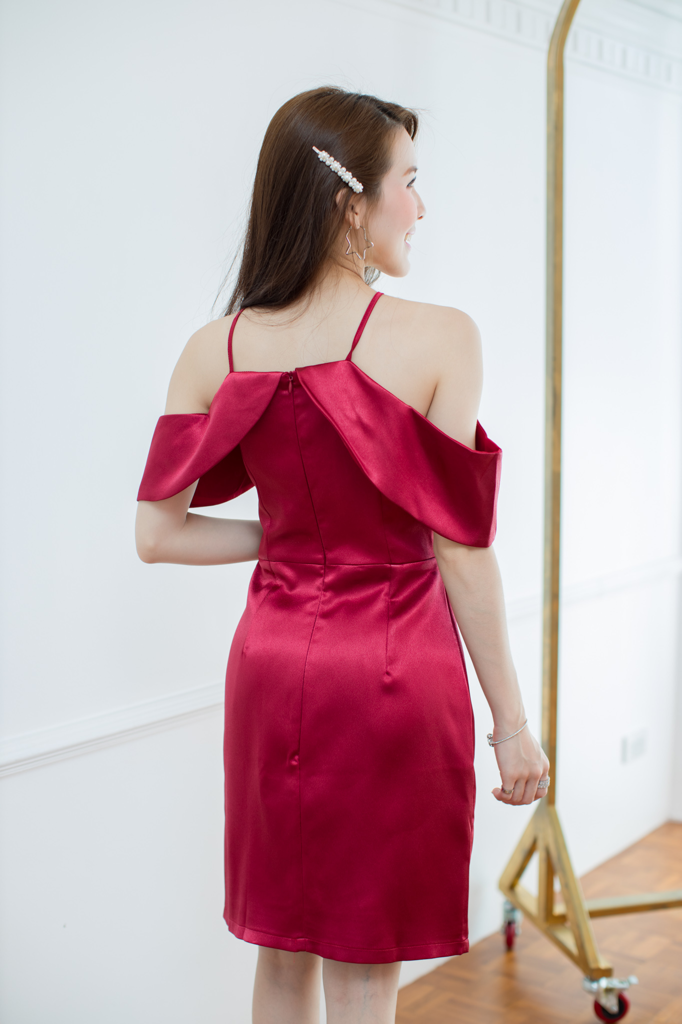 ชุดออกงานราตรี ชุดไปงานแต่งสีแดง สายเดี่ยวเว้าไหล่ปิดต้นแขน ทรงเข้ารูป