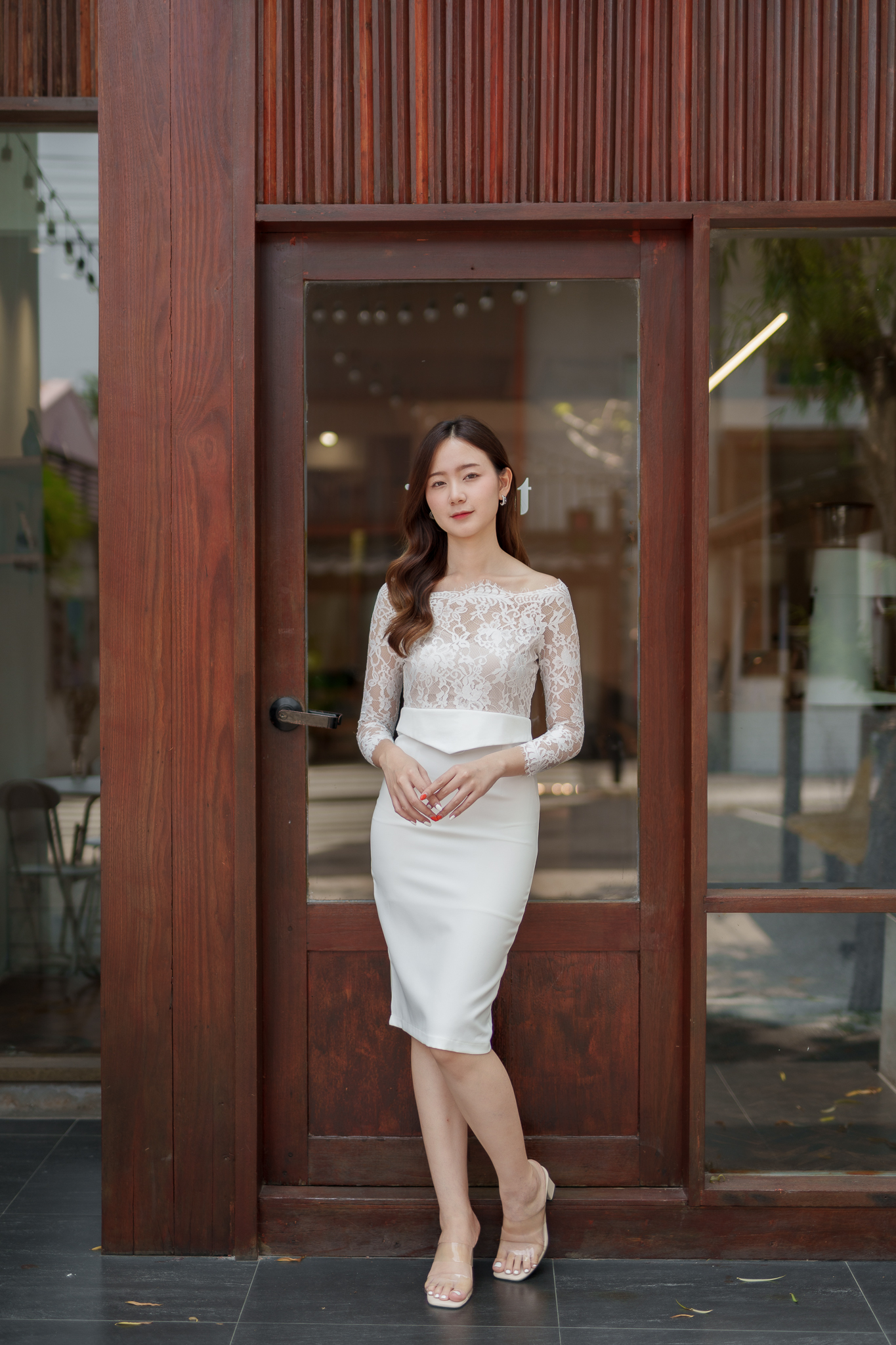 ชุดเดรสออกงานสีขาว เดรสสั้นปาดไหล่ ทรงเข้ารูป แขนยาวลูกไม้ แนวเรียบหรูดูแพง สวยดูดี เหมาะสำหรับใส่เป็นชุดราตรี ชุดออกงาน ชุดไปงานแต่งงาน