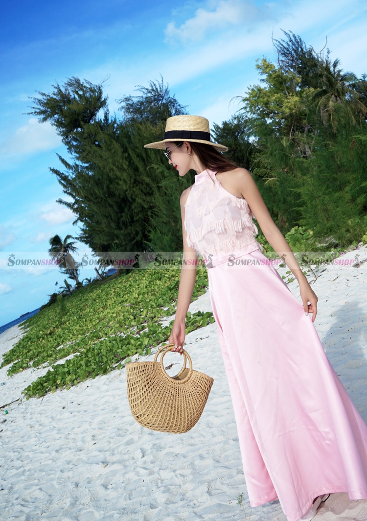 ชุดเดรสยาวสีชมพู แขนกุด แต่งขนฟรุ้งฟริ้งน่ารัก กระโปรงยาวทรงบาน แนวสวยหวาน น่ารักๆ