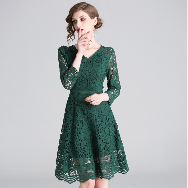 ชุดเดรสสั้นสีเขียว ผ้าลูกไม้ แขนยาว แนวเรียบร้อย สวยสุภาพ ดูดี ใส่ทำงาน ใส่ออกงาน ไปงานแต่งงาน