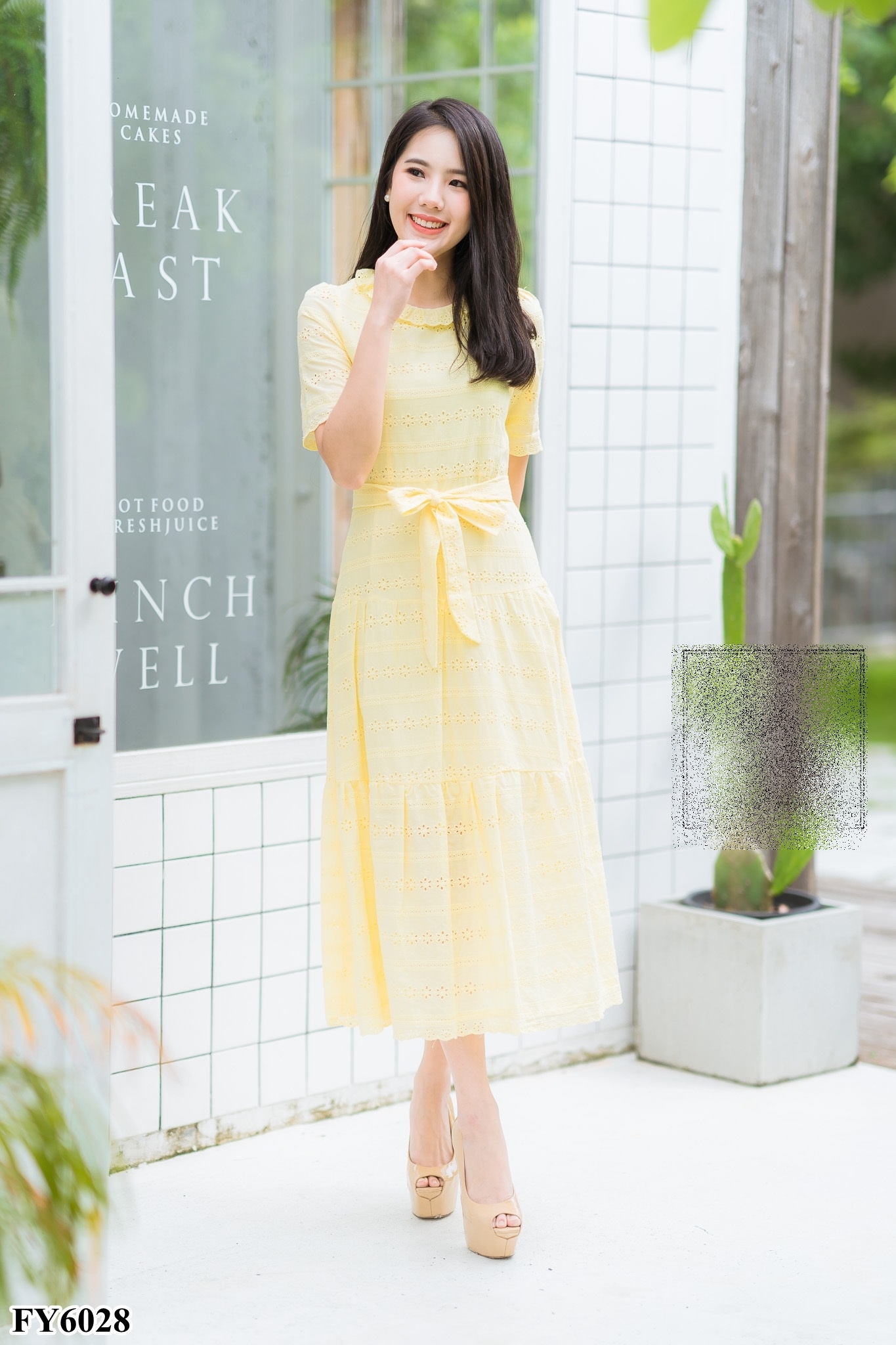 ชุดเดรสยาวสีเหลือง ผ้าลูกไม้ฉลุ แขนสั้น คอระบาย กระโปรงยาวทรงบาน มีสายผูกเอว