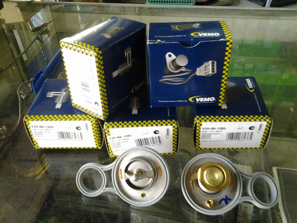 วาล์วน้ำ / Thermostat with gasket MINI COOPER R50, R52, R53 ยี่ห้อ VEMO (เปิดทำงาน 90'C)