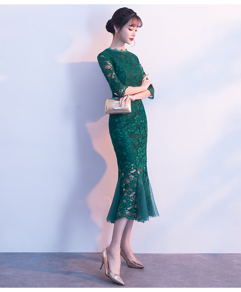 ชุดเดรสยาวสีเขียว ผ้าลูกไม้ คอปีน แขนสามส่วน ทรงเข้ารูปกระโปรงหางปลา