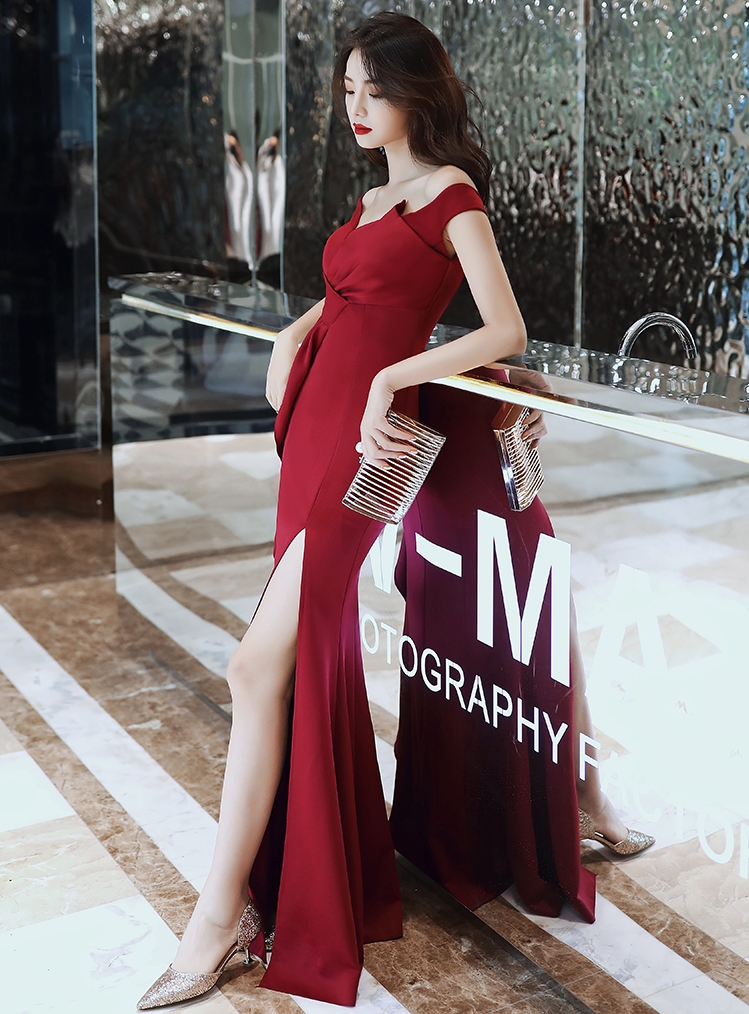 ชุดราตรียาวสีแดง ทรงปาดไหล่แต่งจีบหน้า กระโปรงผ่าหน้าทรงหางปลา สวยหรูสง่ามากๆ ใส่เป็นชุดราตรี ชุดออกงาน ชุดไปงานแต่งงาน กลางวัน กลางคืน