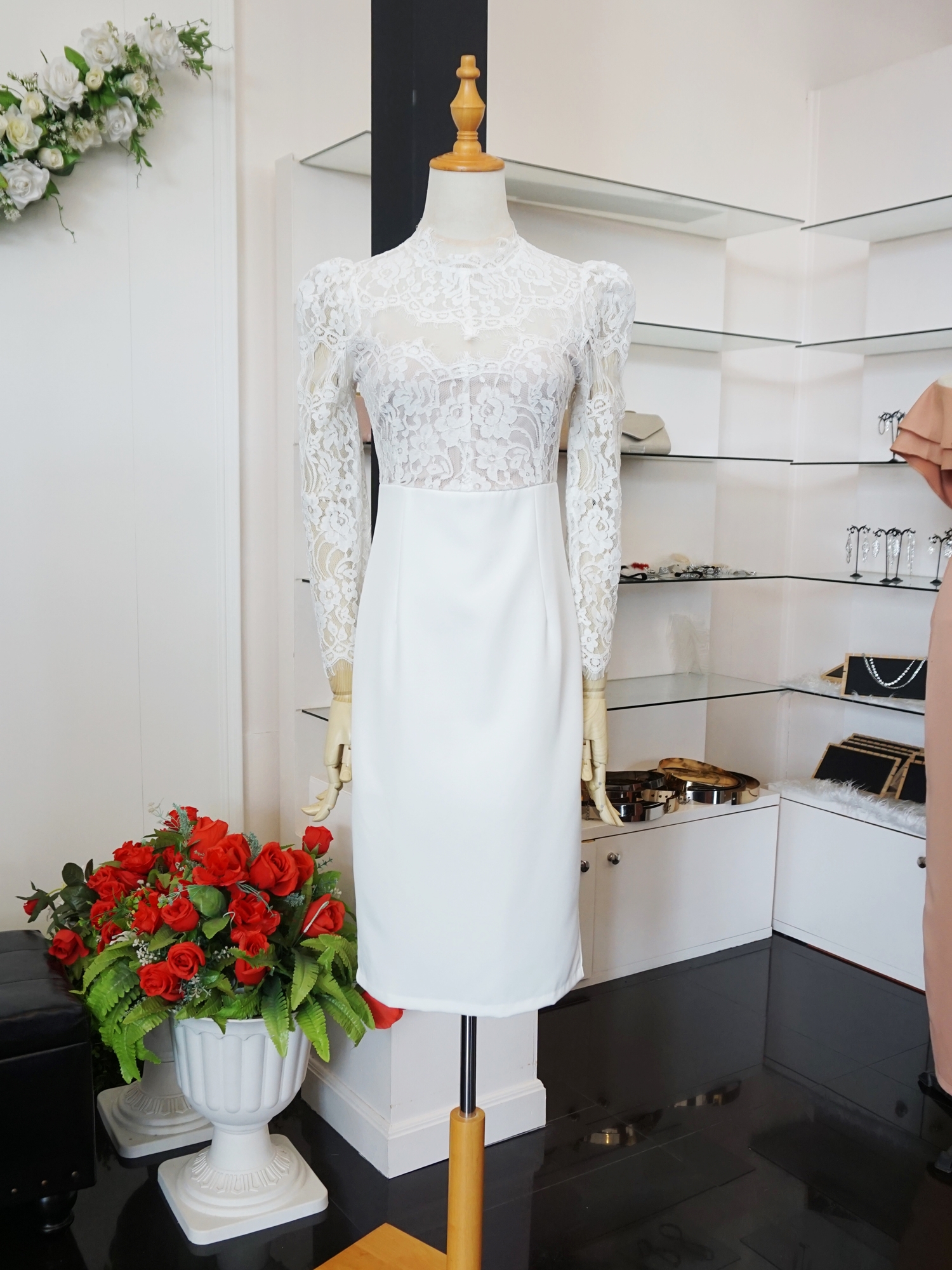 ชุดเดรสลูกไม้ออกงานสีขาว เดรสทรงเข้ารูป แขนยาว แนวเรียบหรู สวย ดูดี ใส่เป็น ชุดราตรี ชุดออกงาน ชุดไปงานแต่งงาน กลางวัน กลางคืน