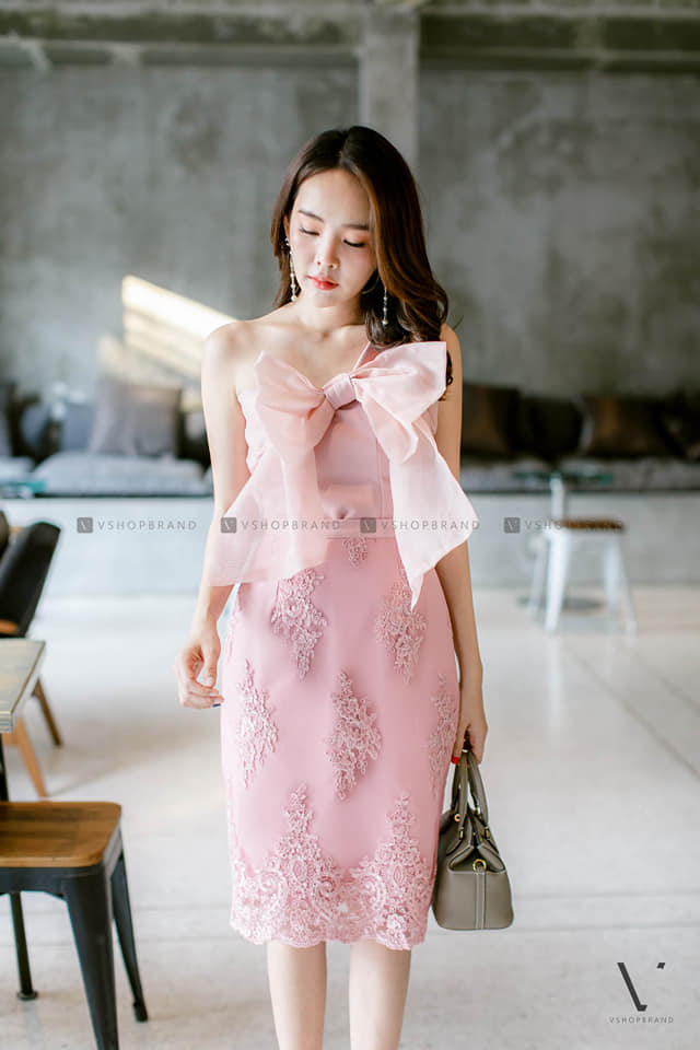 ชุดออกงาน ชุดไปงานแต่งงานสั้นสีชมพู เซ็ทเสื้อแขนข้างเดียวแต่งผ้าซีทรูผูกโบว์ กระโปรงลูกไม้ปักดิ้น