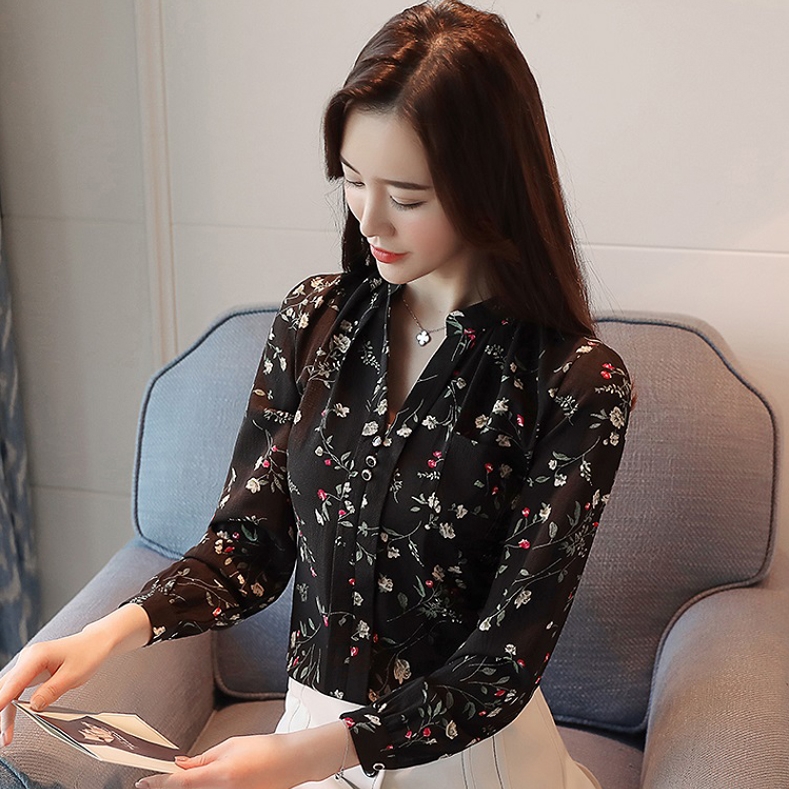 เสื้อเชิ้ตผู้หญิงสีดำลายดอกไม้ คอวี แขนยาว
