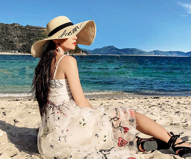 หมวกปีกกว้างไปทะเลสีครีม ปักตัวอักษร meeting from หมวกไปทะเลเก๋ๆ เริ่ดๆ .. จะไปทะเลทั้งทีพร็อพต้องครบนะจ๊ะ !!