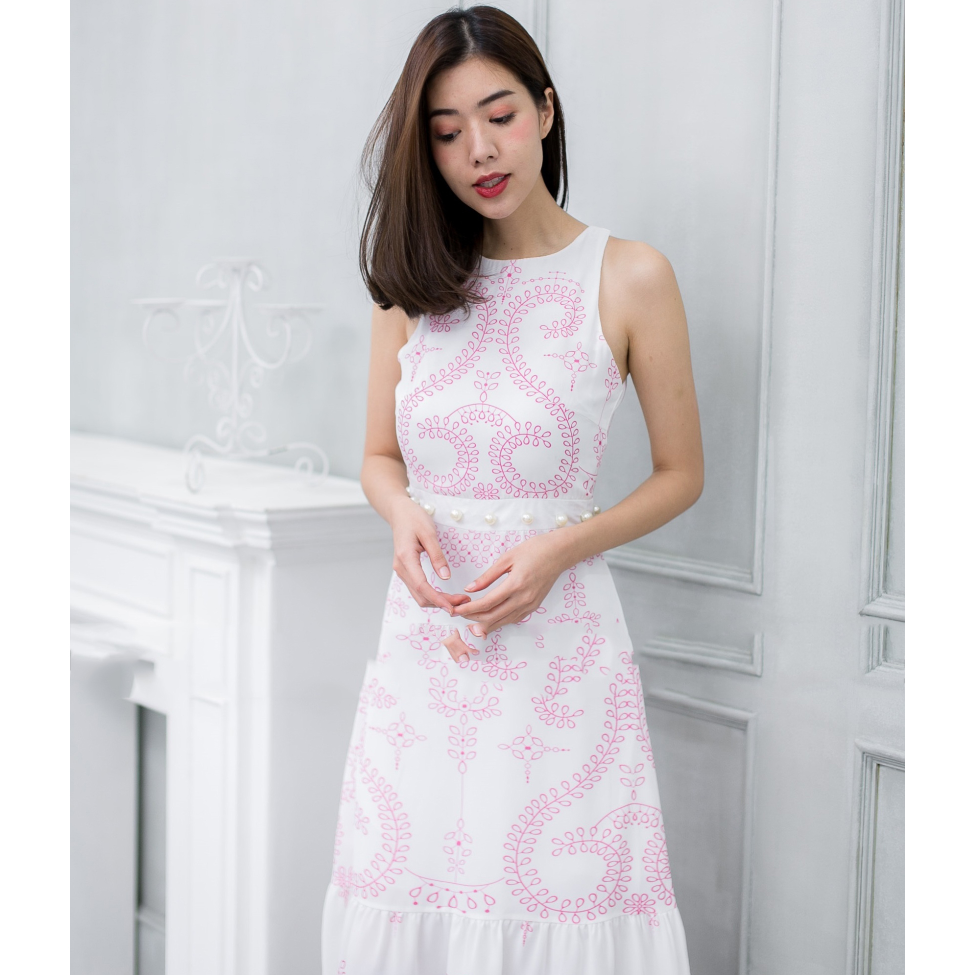 Sale ชุดเดรสยาวสีขาว ปักลายสีชมพู ลายสวยเก๋ สไตล์สวยใส่ คุณหนูๆๆ