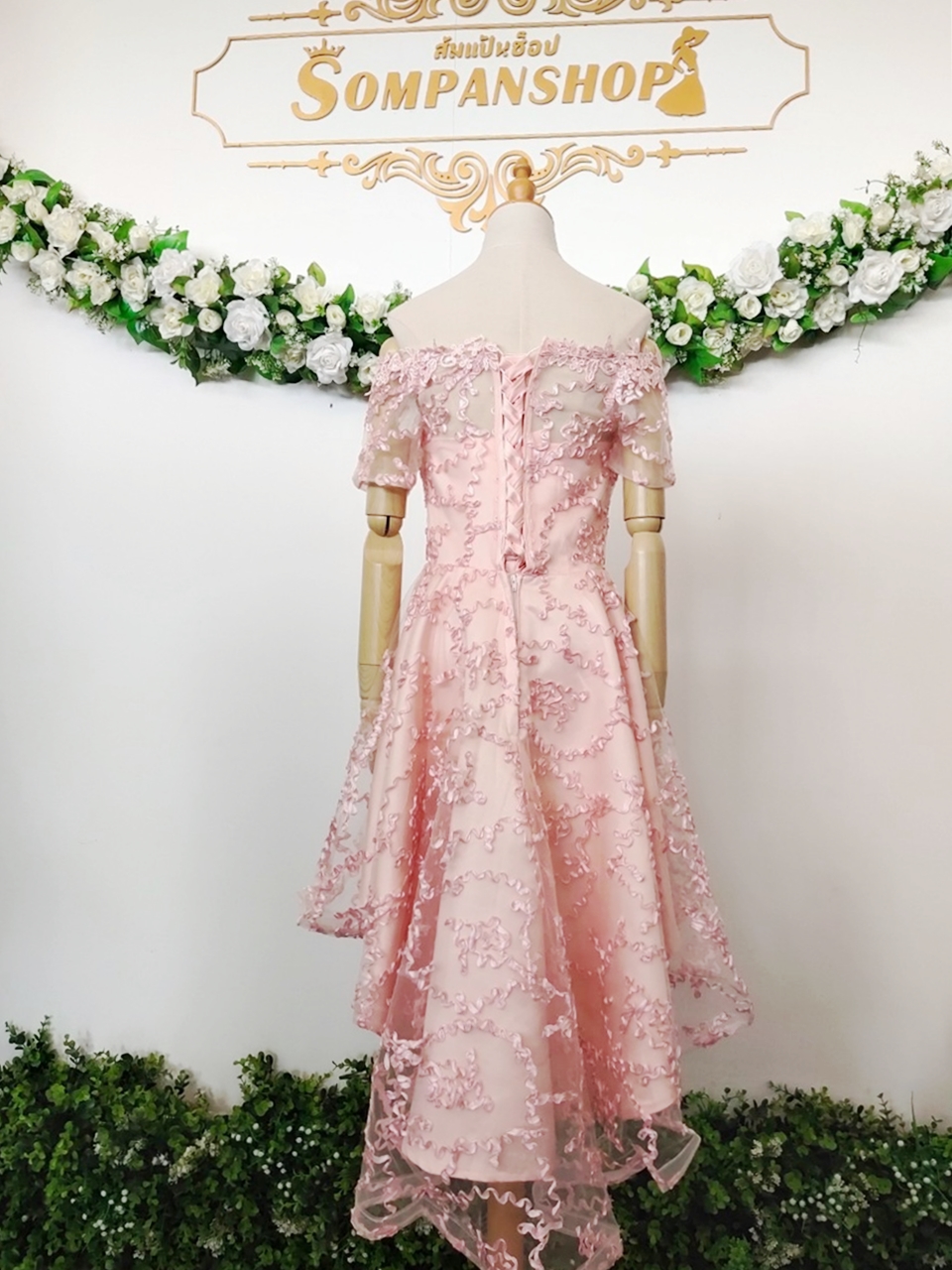 ชุดเดรสออกงานสีชมพูโอรส ปักลายนูน ทรงเปิดไหล่ กระโปรงทรงบานหน้าสั้นหลังยาว แนวเรียบหรู สวย ดูดี ใส่เป็นชุดราตรี ชุดออกงาน ชุดไปงานแต่งงาน กลางวัน กลางคืน