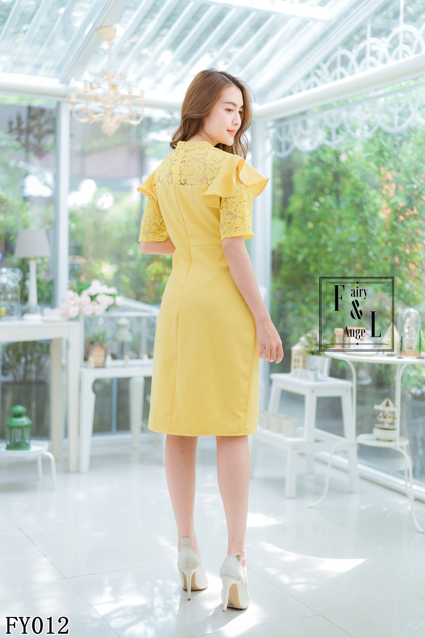 ชุดเดรสสั้นสีเหลือง ทรงเข้ารูป แขนสั้น แต่งระบายหัวไหล่ แนวเรียบๆ ใส่ทำงานได้