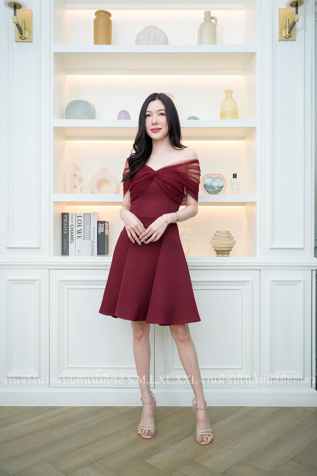 ชุดเดรสสั้นออกงานสีแดง ปาดไหล่แต่งผ้าซีทรู กระโปรงทรงบาน แบบสวย เรียบหรู ดูแพง ใส่ไปงานแต่งกลางวัน/กลางคืน ชุดราตรี ชุดไปงานแต่ง ชุดออกงาน