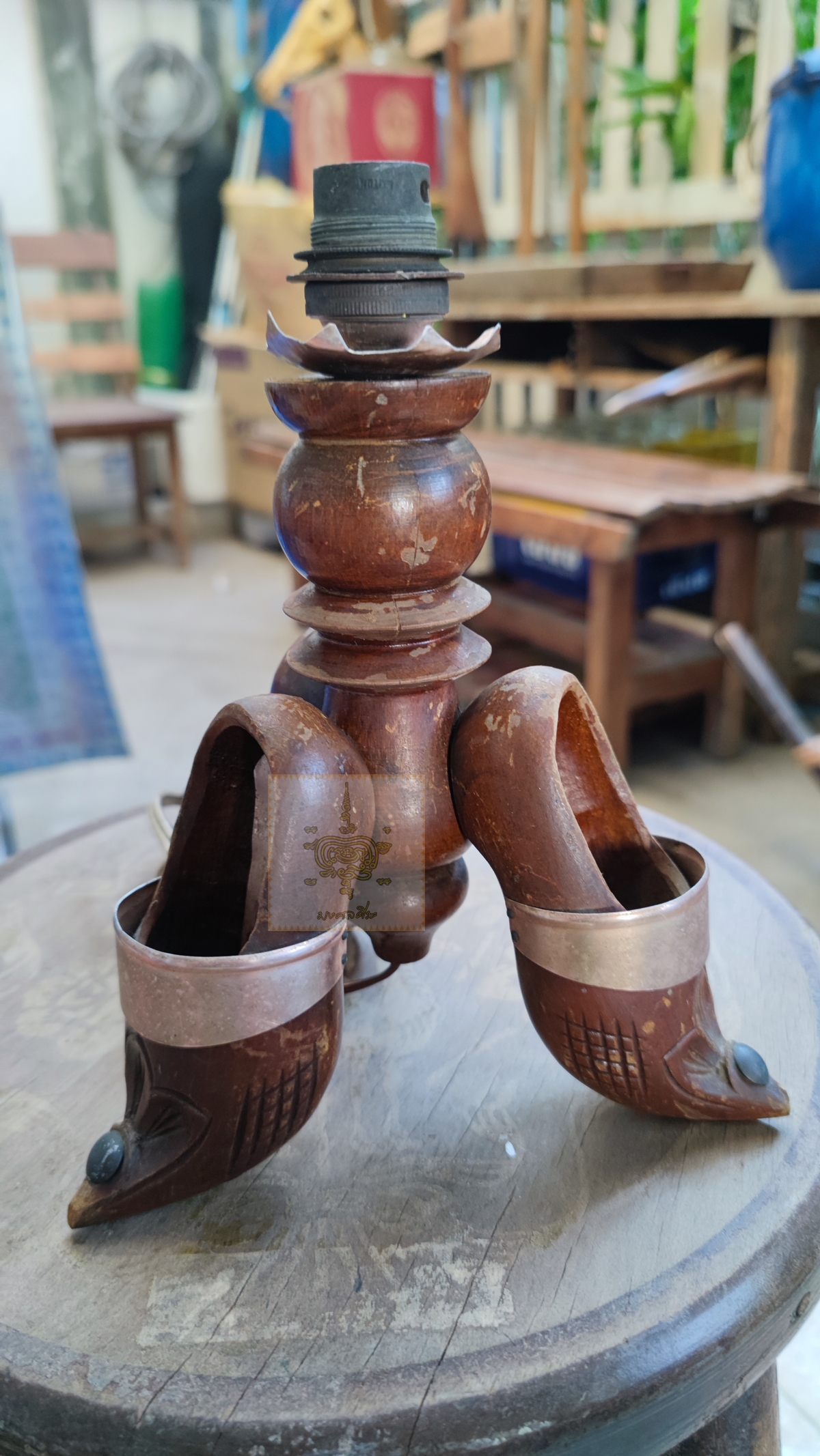 โคมไฟไม้แกะสลักรูปรองเท้า