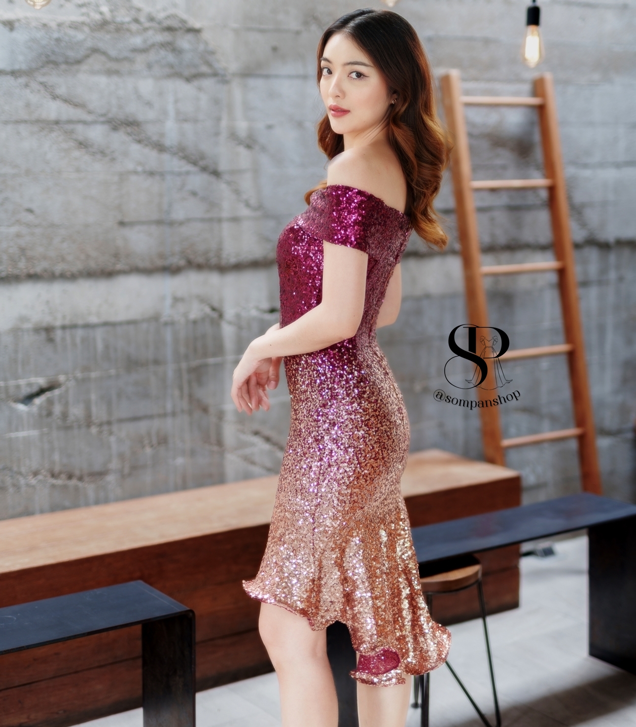 ชุดราตรีสั้นสีแดง ทรงปาดไหล่เข้ารูปกระโปรงหางปลา แนวเรียบหรูดูแพง สวยดูดี เหมาะสำหรับชุดออกงานต่างๆ ชุดราตรี ชุดไปงานแต่งงาน ชุดงานประกวด งานรับรางวัล