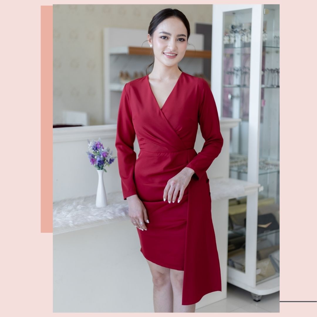 พร้อมส่ง !! ชุดราตรี ชุดออกงาน ชุดไปงานแต่งสีแดง เดรสสั้นเข้ารูปทรงเอ แขนยาว กระโปรงแต่งจีบระบายข้าง แนวเรียบหรู สวยดูดี