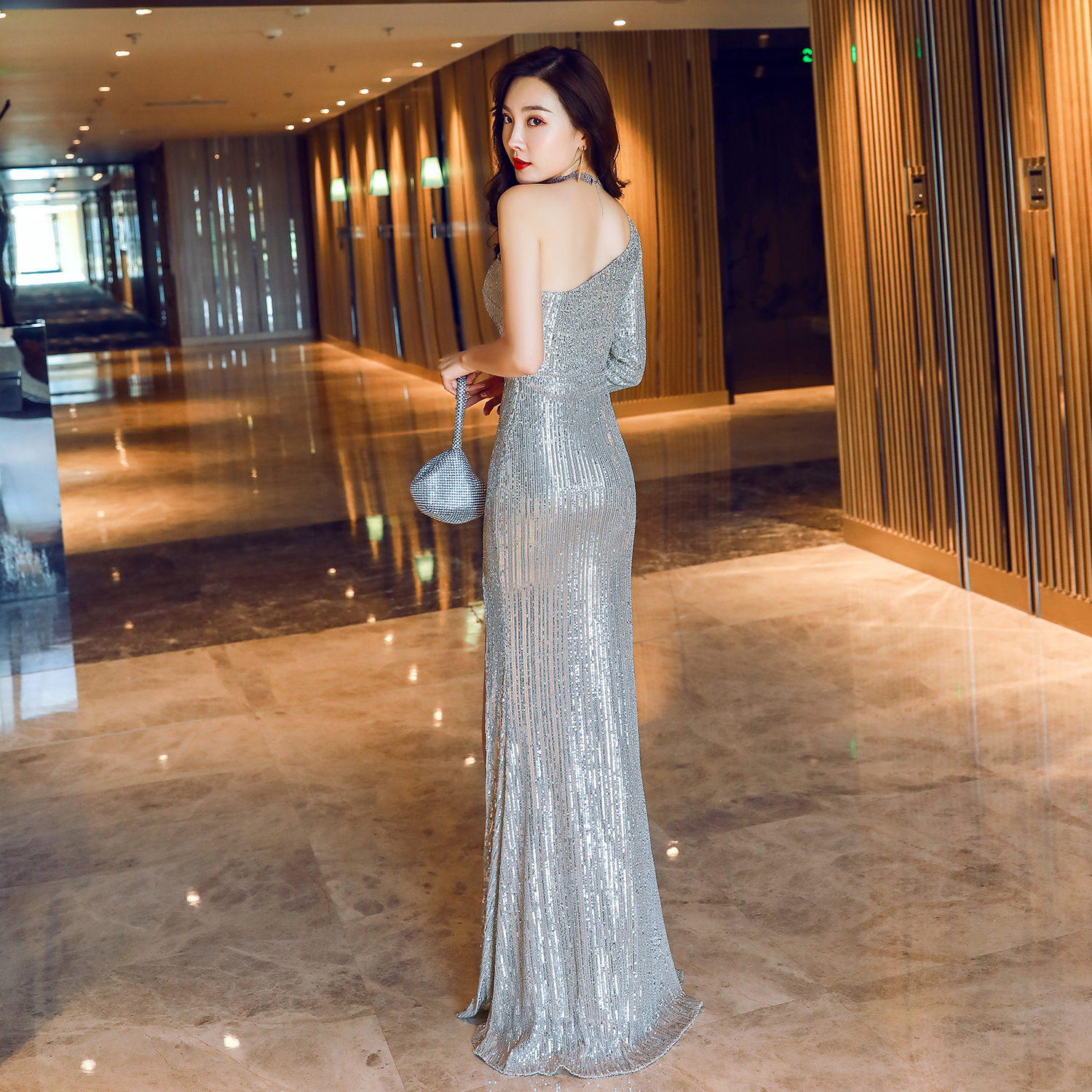 ชุดราตรียาวสีเทาเงิน ไหล่เฉียงข้างแขนยาว ผ้าปักเลื่อม แบบสวยๆ เรียบหรู ดูดี แบบสวยทันสมัย ใส่ออกงาน งานราตรี ไปงานแต่ง