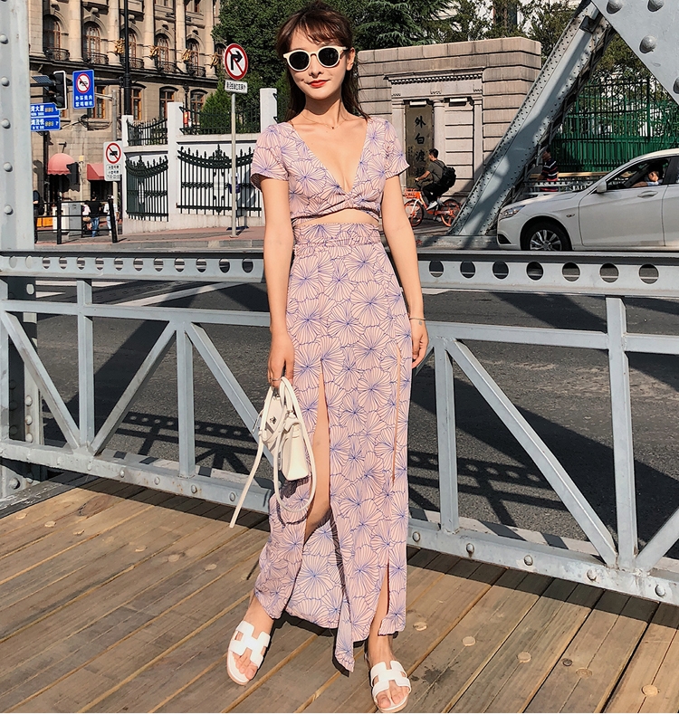 ชุดใส่ไปเที่ยวทะเลสีชมพูลายดอกไม้ เซ็ท2ชิ้น เสื้อครอปคอวีลึก + กระโปรงยาวผ่าหน้าเก๋ๆ