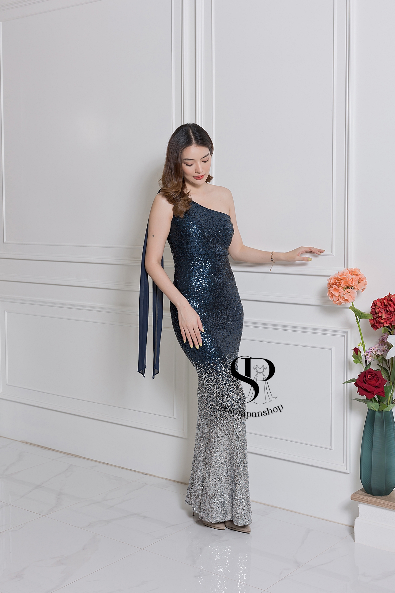 ชุดราตรียาวสีน้ำเงินกรมท่า ไหล่เฉียงแต่งระบาย ปักเลื่อมทั้งชุด กระโปรงทรงหางปลา เรียบหรูดูแพง สวยดูดี แบบสวยทันสมัย ใส่ออกงาน งานราตรี ไปงานแต่งกลางคืน