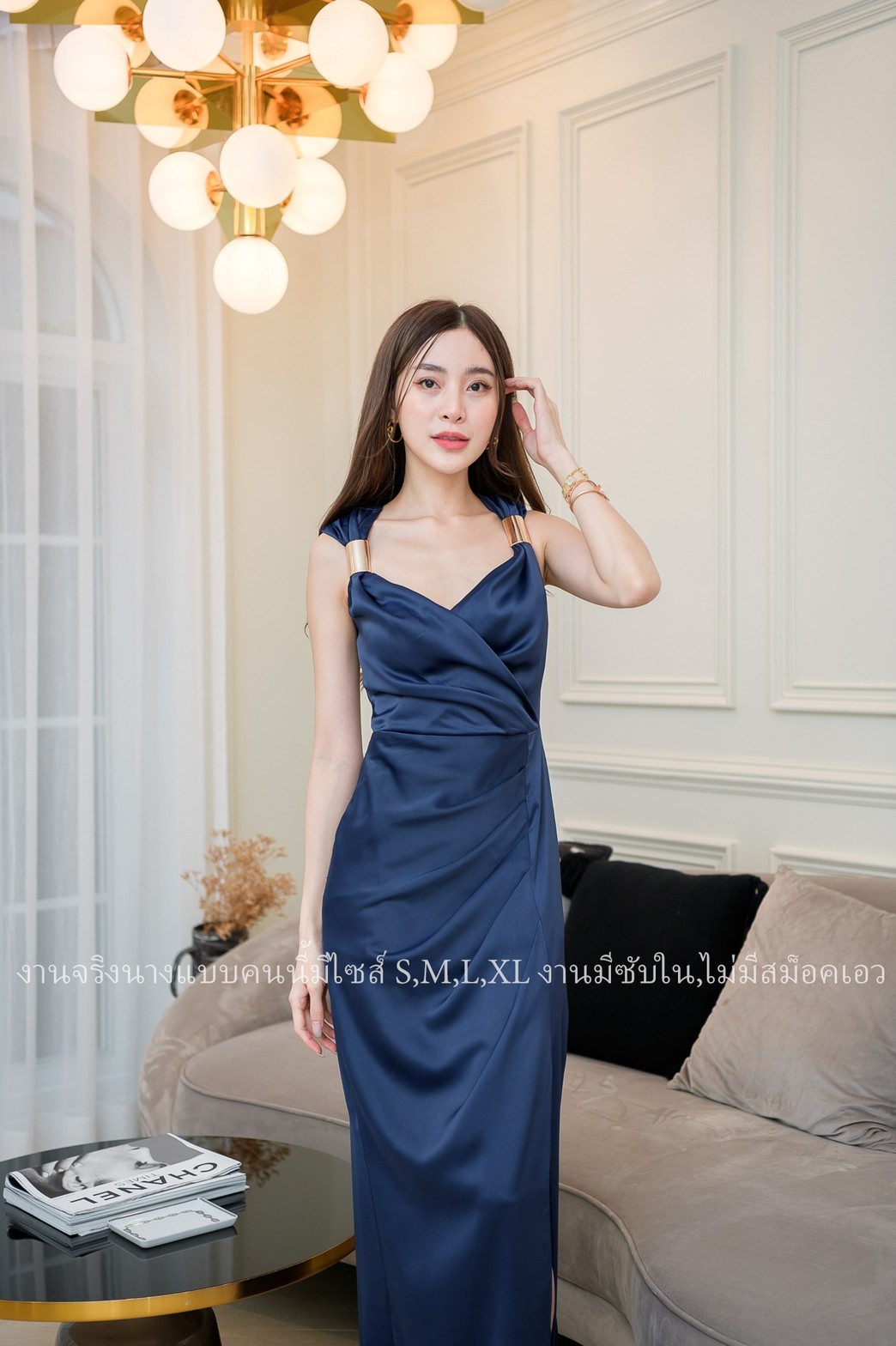 ชุดราตรียาวสีน้ำเงินกรมท่า ไหล่แต่งเหล็ก แขนกุด แนวเรียบหรู สวยดูแพง ใส่ออกงานราตรี งานแต่งงานกลางคืน