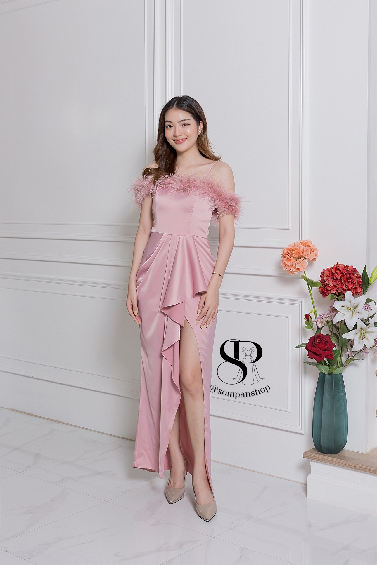 ชุดราตรียาวสีชมพู ทรงปาดไหล่ แต่งขนนก เหมาะสำหรับใส่เป็นชุดราตรี ชุดไปงานแต่งงาน ชุดเพื่อนเจ้าสาว ชุดไปงานเลี้ยงต่างๆ