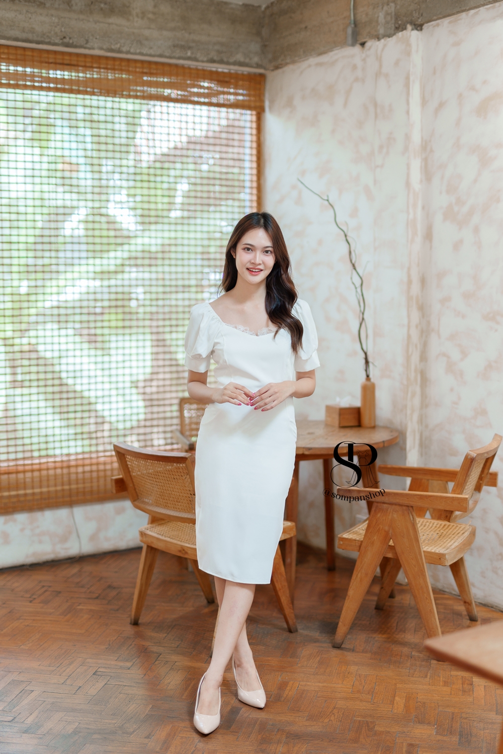 ชุดเดรสออกงานสีขาว ทรงเข้ารูป แขนสั้น เรียบหรูดูแพง สวยดูดี แบบสวยทันสมัย ใส่ออกงาน งานราตรี ไปงานแต่งกลางคืน