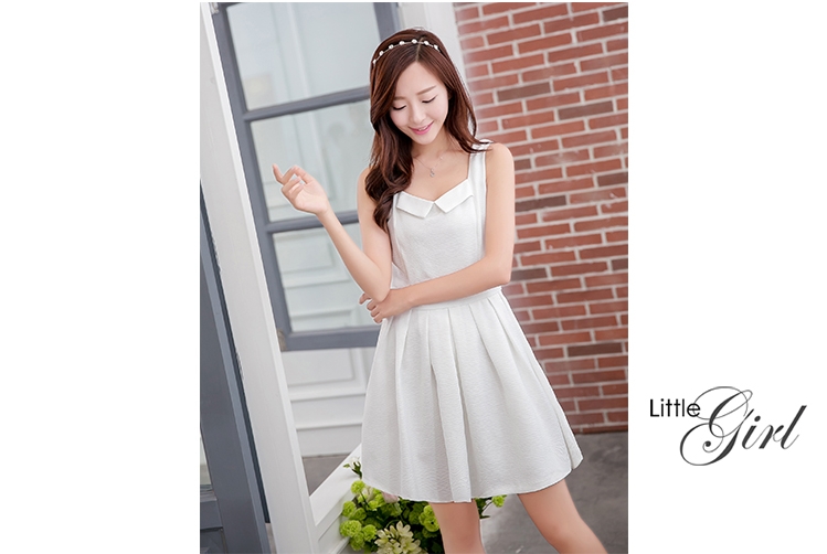 ชุดเดรสสั้นสีขาว คอเหลี่ยม แขนกุด กระโปรงจีบทวิส แนววินเทจ