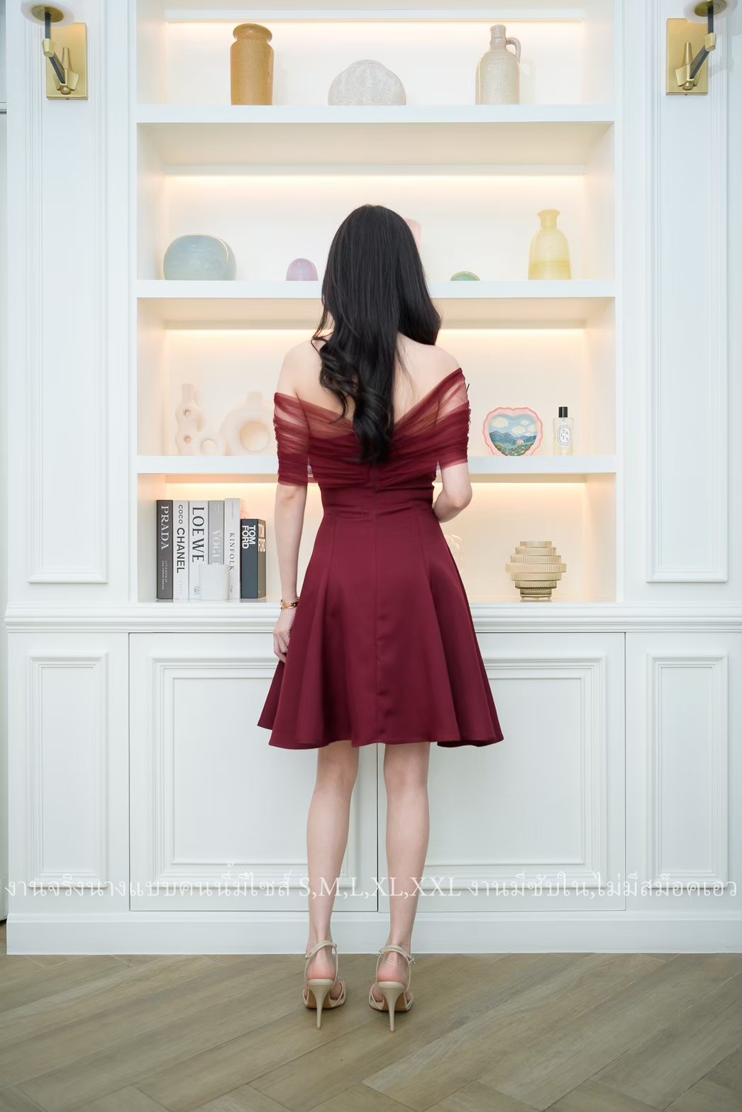 ชุดเดรสสั้นออกงานสีแดง ปาดไหล่แต่งผ้าซีทรู กระโปรงทรงบาน แบบสวย เรียบหรู ดูแพง ใส่ไปงานแต่งกลางวัน/กลางคืน ชุดราตรี ชุดไปงานแต่ง ชุดออกงาน