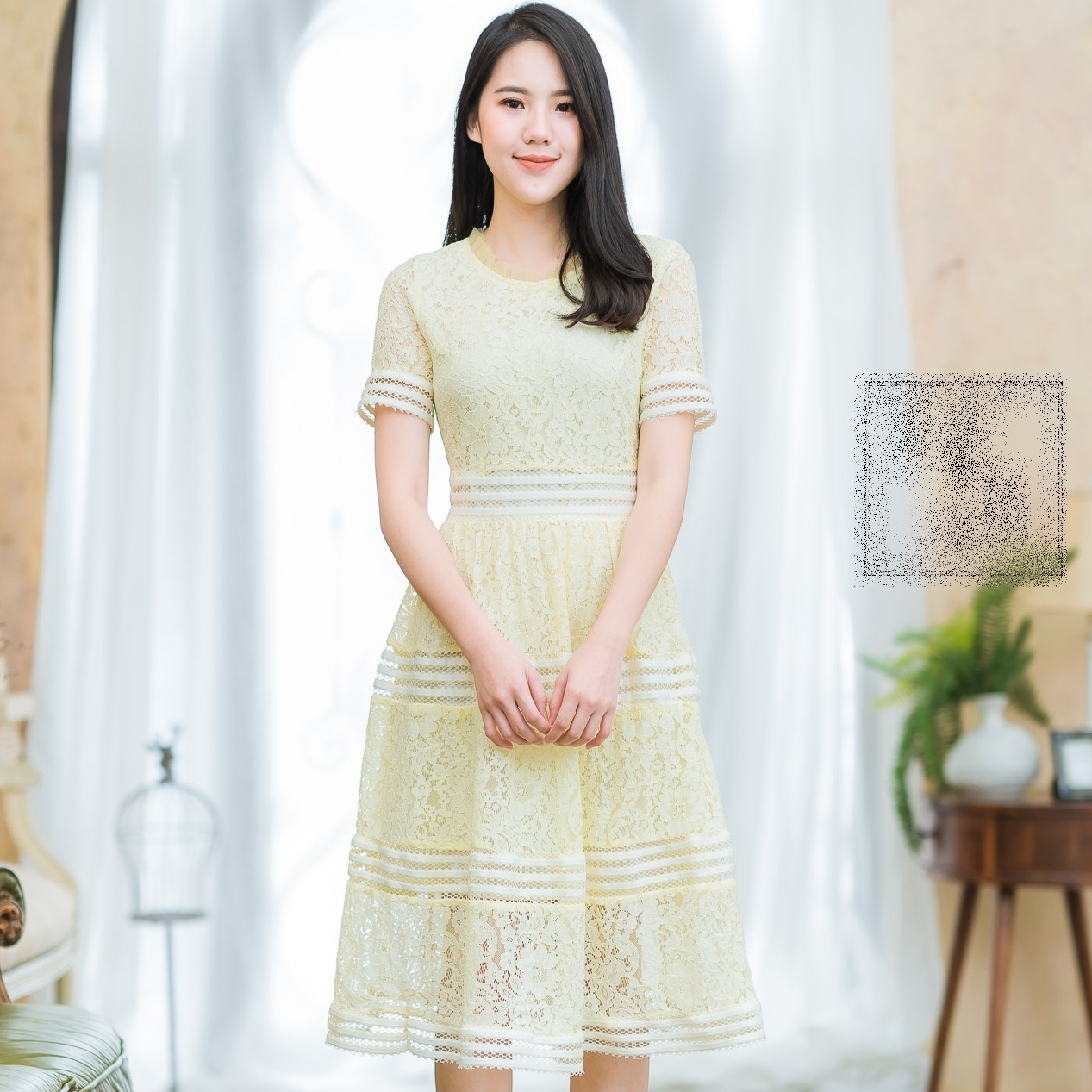 ชุดเดรสสั้นสีเหลือง ผ้าลูกไม้ฉลุ แขนสั้น กระโปรงทรงบาน