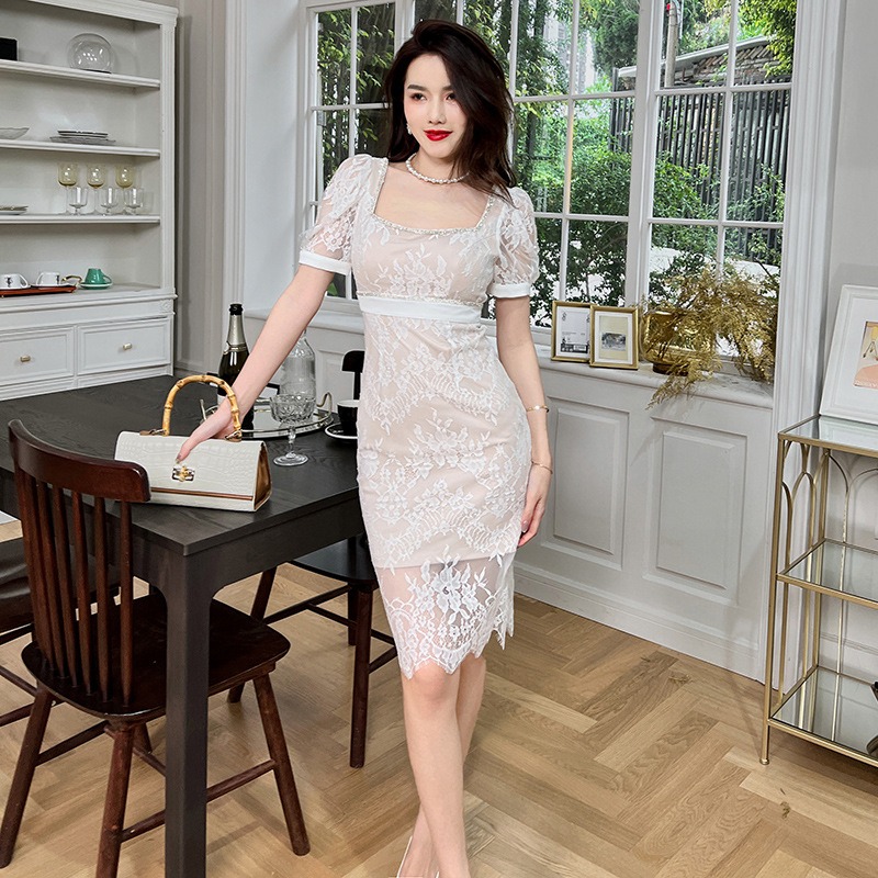 ชุดเดรสออกงานลูกไม้สีขาว ทรงเข้ารูป แขนสั้น แต่งเพชรช่วงคอ-เอว แนวเรียบหรู สวยดูด๊ เหมาะสำหรับใส่เป็นชุดราตรี ชุดออกงาน ชุดไปงานแต่งงานกลางวัน-กลางคืน