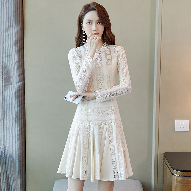 ชุดเดรสสั้นสีครีม ผ้าลูกไม้ แขนยาว กระโปรงสั้นทรงหางปลา