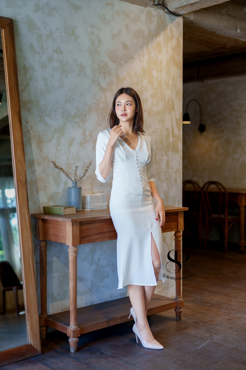 ชุดเดรสออกงานสีขาว คอวี แขนสามส่วน แนวเรียบหรู สวยดูดี ใส่ทำงาน ใส่ออกงาน ไปงานแต่ง