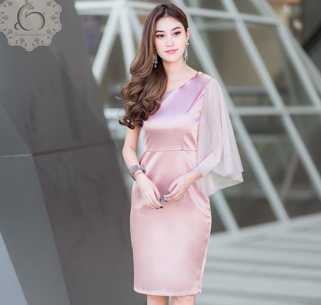 ชุดราตรี ชุดออกงาน ชุดไปงานแต่งงานสีชมพู เดรสสั้นไหล่เฉียง แขนแต่งระบายผ้าชีฟอง กระโปรงทรงสอบ