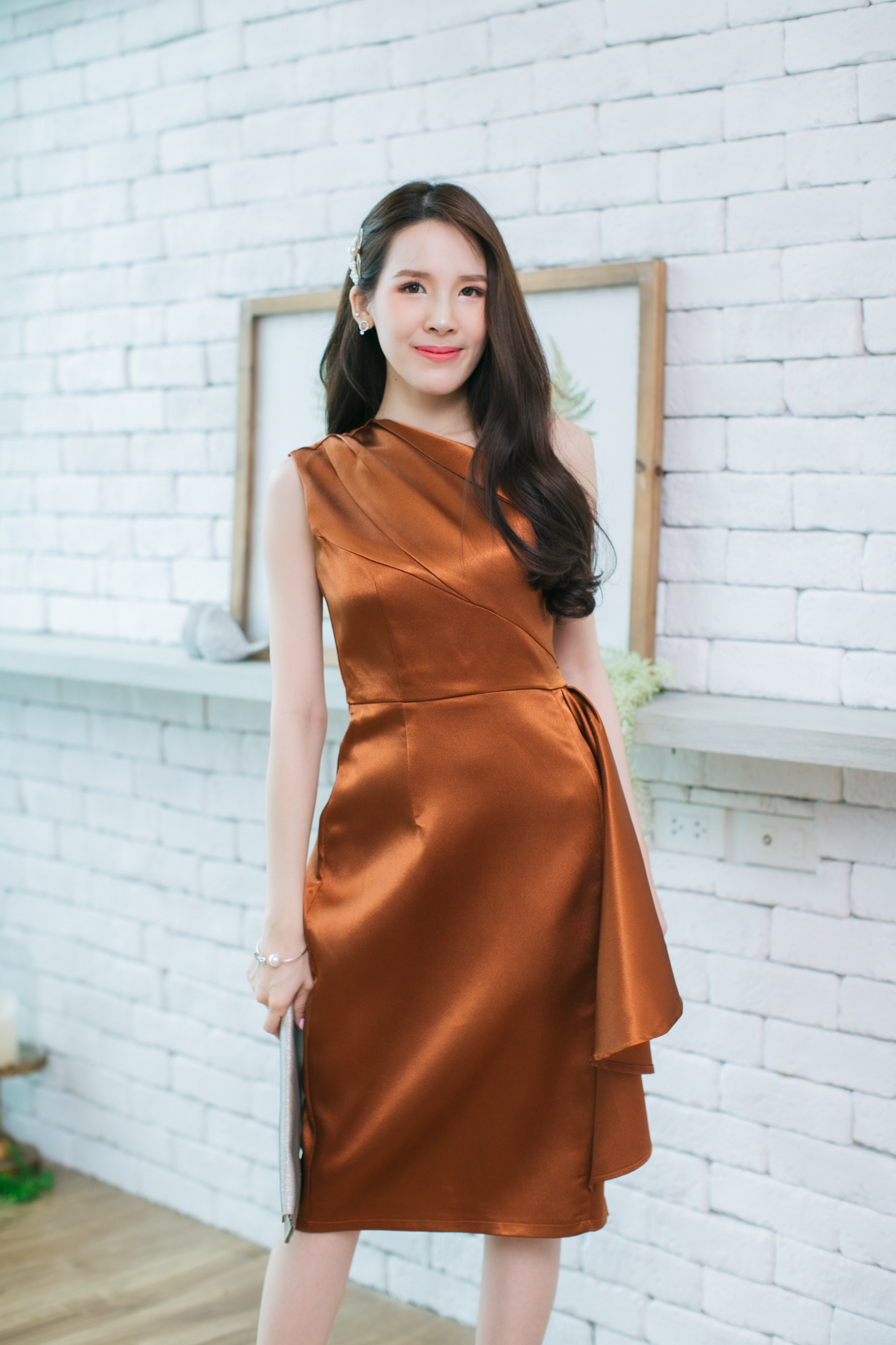 ชุดราตรีสั้นสีน้ำตาลอิฐ ไหล่เฉียง ทรงเข้ารูป เอวแต่งระบาย