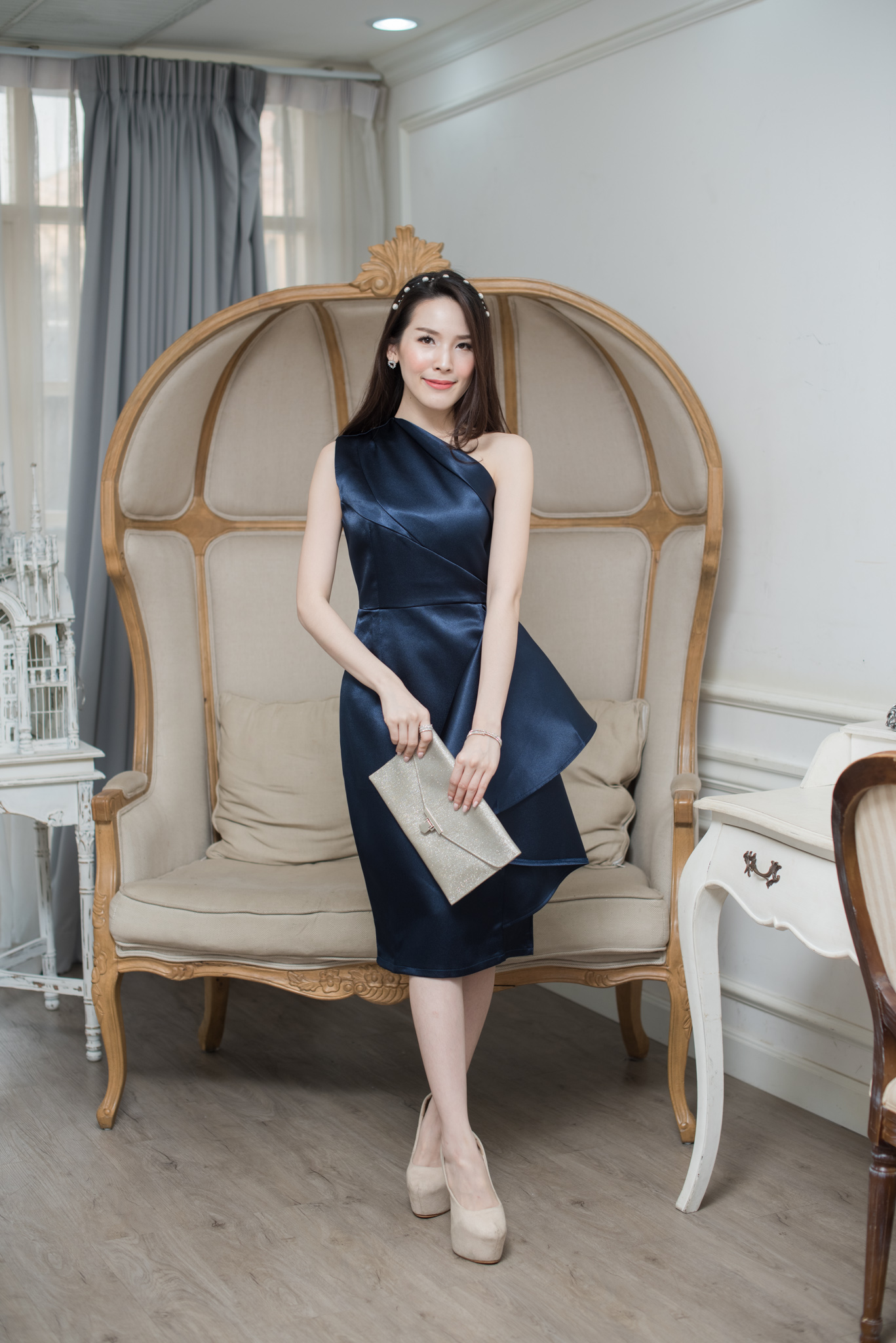 ชุดออกงานราตรีสั้นสีกรมท่า ไหล่เฉียงข้าง เอวจีบระบาย กระโปรงทรงเอเข้ารูป ใส่ไปออกงานกลางวันกลางคืน ไปงานแต่งงาน เป็นเพื่อนเจ้าสาว งานบายเนียร์ งานเลี้ยงปีใหญ่ งานเลี้ยงบริษัท งานเลี้ยงโรงแรม