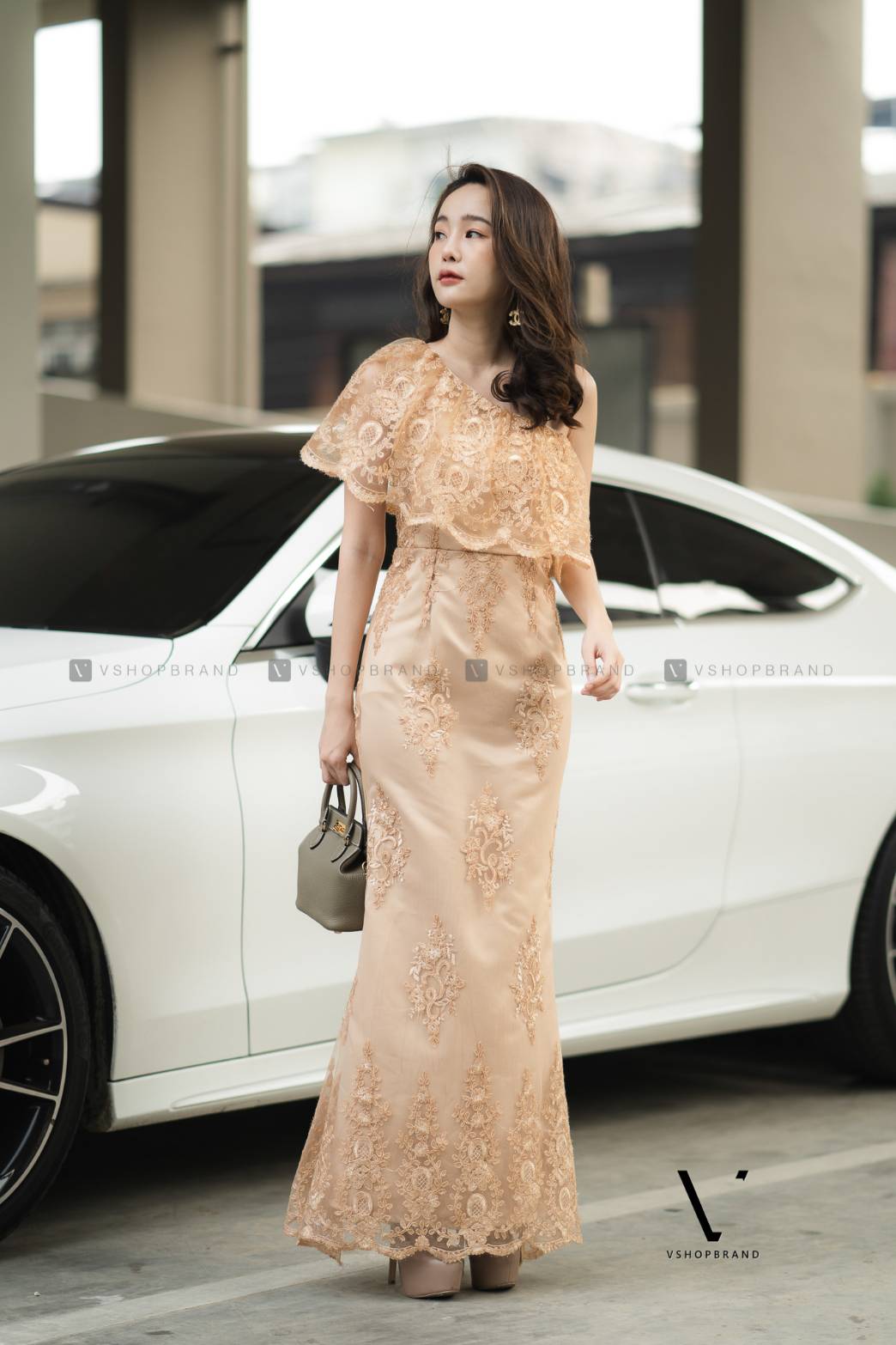 ชุดออกยาวลูกไม้สีทอง ไหลเฉียงข้าง กระโปรงยาว ผ้าลูกไม้ปักดื้น S M L XL