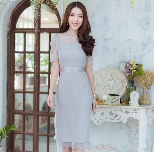 ชุดเดรสสั้นสีเทา ผ้าลูกไม้ ทรงเข้ารูป แขนสั้น หัวไหล่แต่งระบายน่ารักๆ